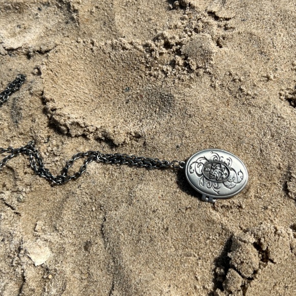 Collectible Twilight Cullen crest locket necklace - Picture 2 of 3